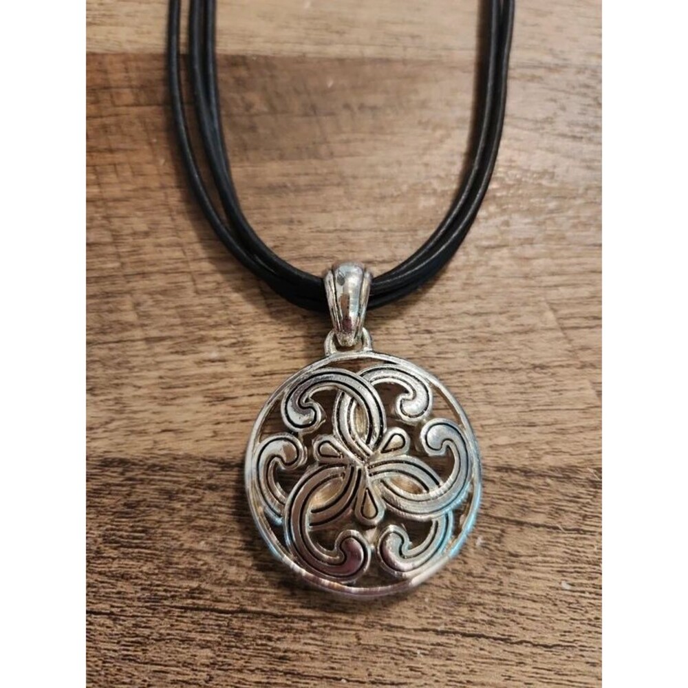 Flourish Style Pendant Necklace